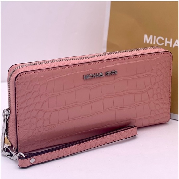 MICHAEL KORS LARGE
TRAVEL CONTINENTAL
WALLET WRISTLET - Picture 8 of 10